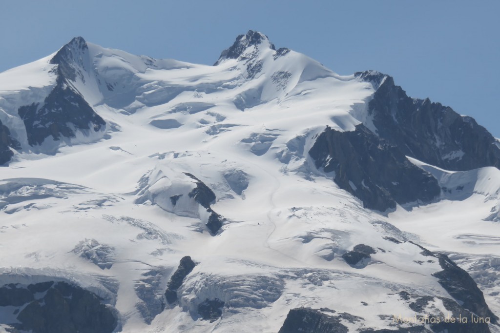 Podemos observar la huella de subida a Sattel y a la Dufourspitze sobre el Glaciar del Monte Rosa (en el centro), a la izquierda el Nordend